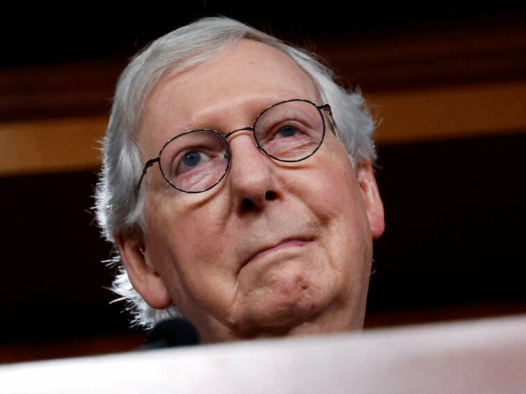 Piden a Mitch McConnell que comente los ataques de Trump a su mujer