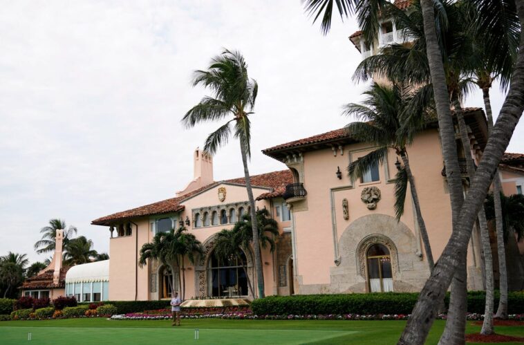 Por qué el FBI allanó la residencia de Trump en Mar-a-Lago