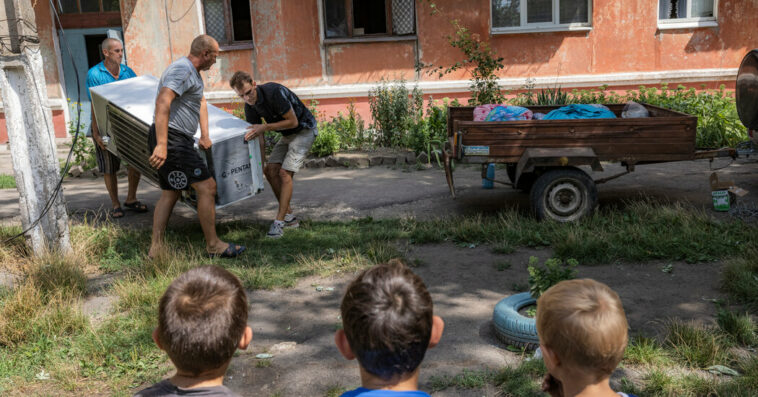 Ukraine Live Updates: Residents Flee Town Near Nuclear Site as Shelling Continues