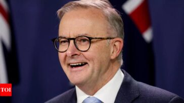 Australia PM says republic not top priority