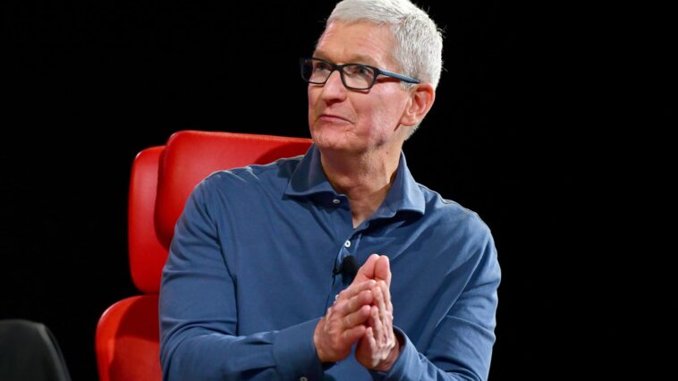 'Buy your mom an iPhone': Texting experience with Android phones is a low priority for Apple, Tim Cook says