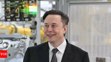 Elon Musk becomes 'Naughtius Maximus' on Twitter