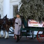 Melania Trump defiende comentarios sobre la Navidad y promociona adornos festivos