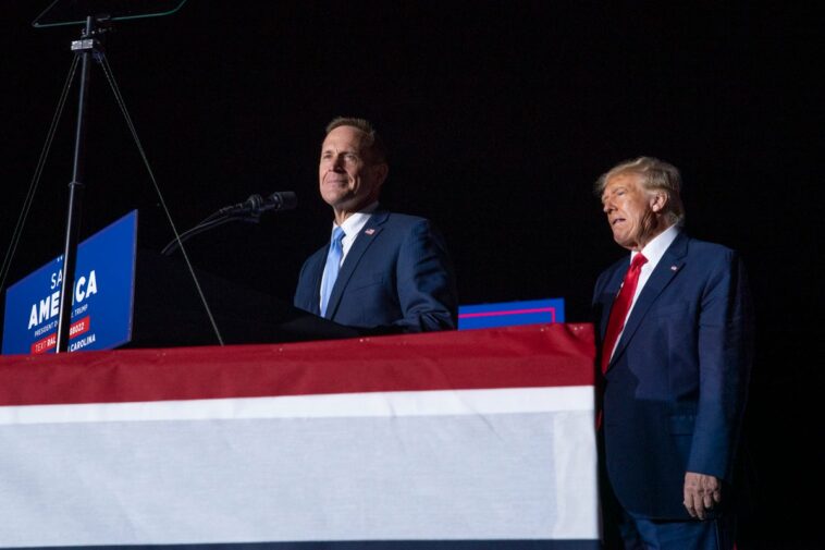 QAnon, la Gran Mentira y la misoginia: dentro del mitin de Trump en Wilmington