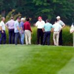 Trump juega golf con asistentes, pero sin palos de golf, y genera especulaciones