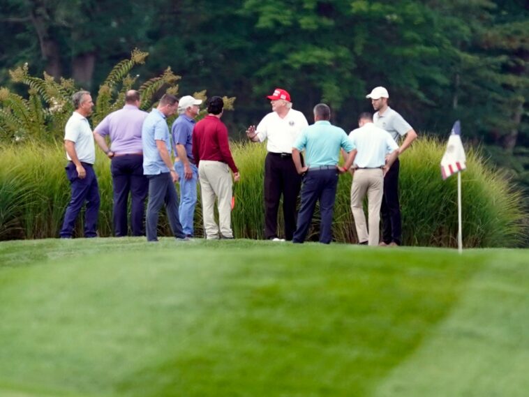 Trump juega golf con asistentes, pero sin palos de golf, y genera especulaciones