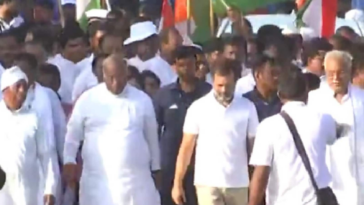 Cong Prez Poll Neutral? 'Official' Candidate Kharge Walks with Rahul in 'Bharat Jodo Yatra' in Karnataka