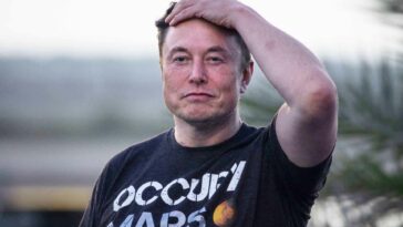 Elon Musk now in charge of Twitter, CEO and CFO have left, sources say