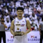 Juan Gomez de Liaño receives his PBA D-League MVP award.