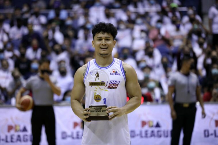 Juan Gomez de Liaño receives his PBA D-League MVP award.