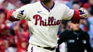 Phillies oust Padres, seal first WS bid since 2009