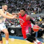 Justin Brownlee (right) keeps delivering for the Gin Kings. —PBA IMAGES