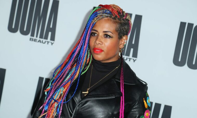 Video: Kelis Awkwardly Laughs As Two Asian Women Fondle Her Twists In Singapore