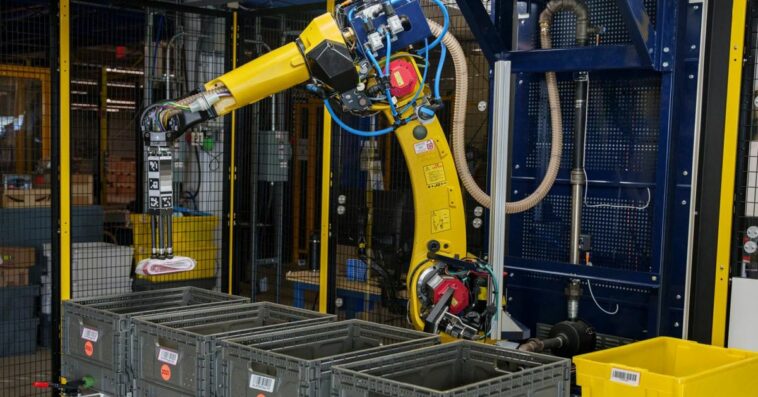 Amazon’s new warehouse robot can handle individual products