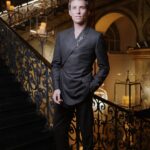 Eddie Redmayne Enters the ‘Fabulous World of Dior’ in Shirt-free Oblique Suit for Harrods’ Holiday Takeover