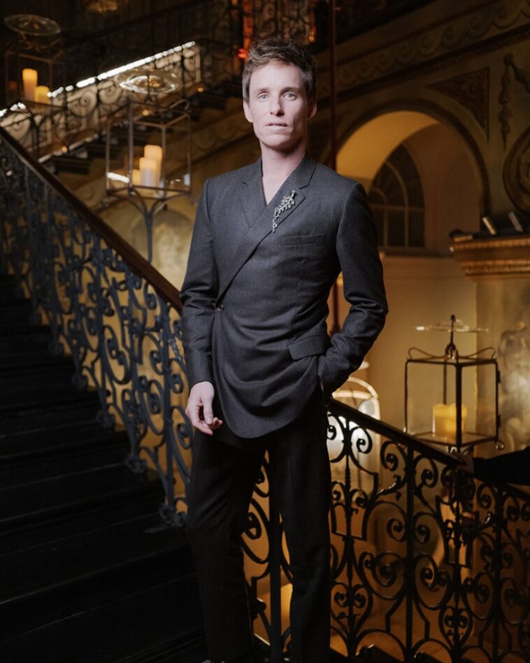 Eddie Redmayne Enters the ‘Fabulous World of Dior’ in Shirt-free Oblique Suit for Harrods’ Holiday Takeover