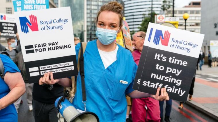 UK nurses vote to strike over pay