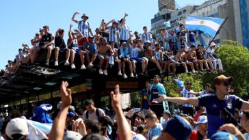 Argentinians ecstatic as World Cup winners return for parade