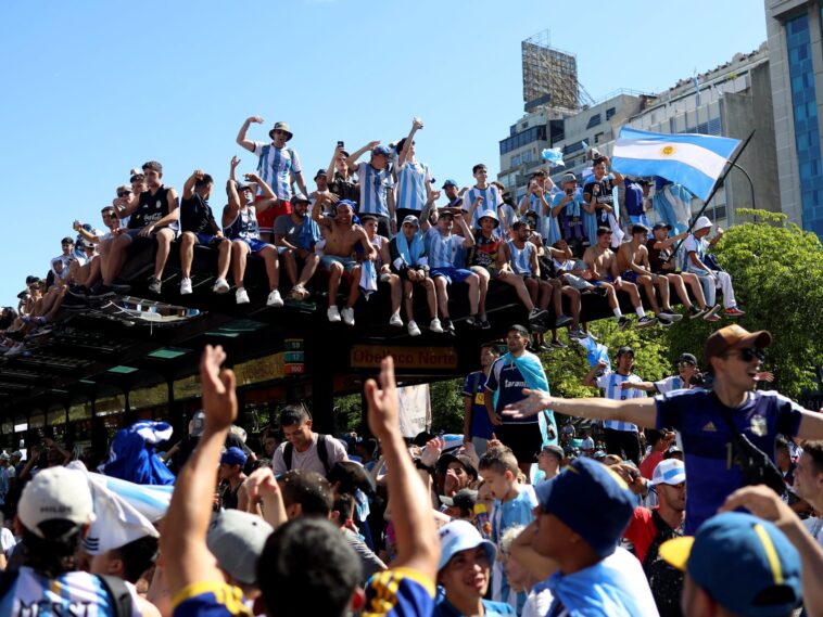 Argentinians ecstatic as World Cup winners return for parade