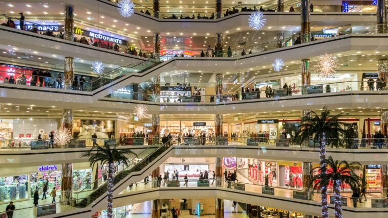 Retail Traffic Data Highlights 2022 Holiday Winners and Losers