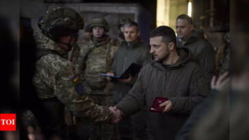 Ukraine's president visits combat zone; Putin rallies forces