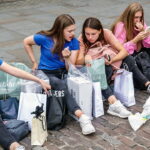 R0K6J0 London England,UK Covent Garden Market,shopping dining entertainment,plaza piazza,girl girls,female kid kids child children youngster,teen teens teena