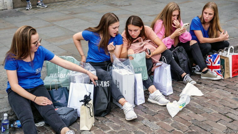 R0K6J0 London England,UK Covent Garden Market,shopping dining entertainment,plaza piazza,girl girls,female kid kids child children youngster,teen teens teena