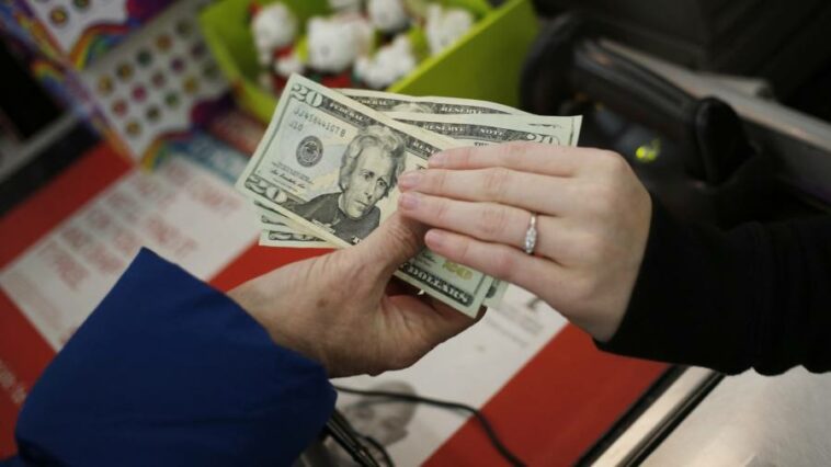 Dollar bounces back as US economy defies doubters