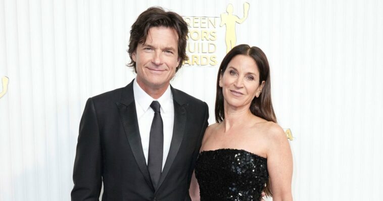 Jason Bateman Shares Kiss With Wife Amanda After SAG Awards Win