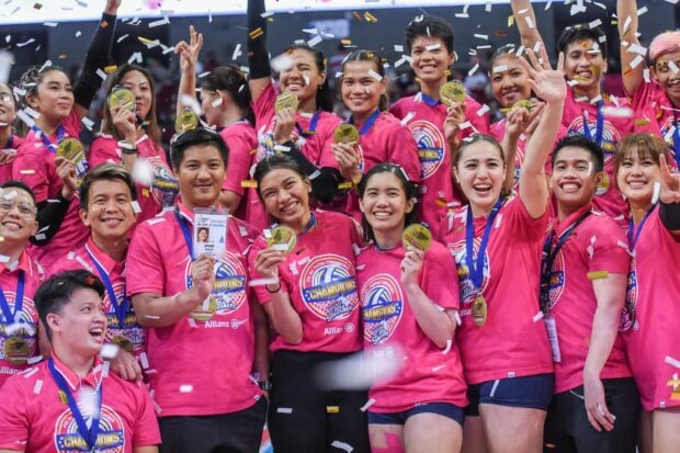 Alyssa Valdez (middle, first row) celebrates the Creamline Cool Smashers' latest title. –PVL PHOTO