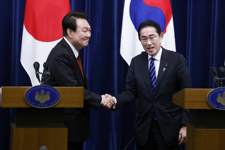 Japanese, Korean leaders move to mend frayed ties at Tokyo summit