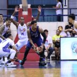 TNT defenders swarm Meralco import KJ McDaniels. –PBA IMAGES