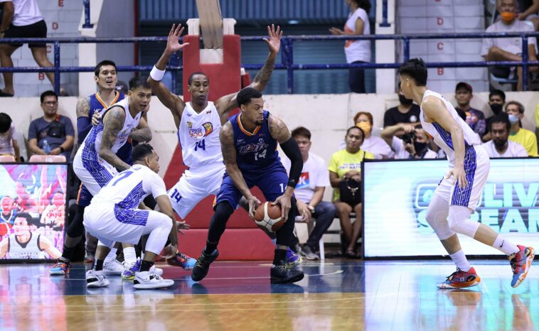 TNT defenders swarm Meralco import KJ McDaniels. –PBA IMAGES