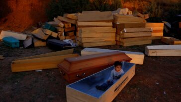 Photos: Life in a cemetery after Turkey’s earthquakes