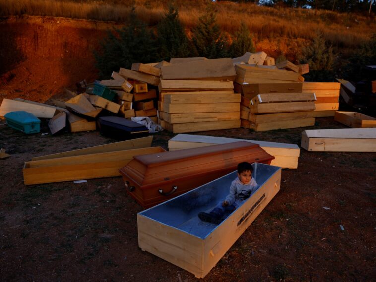 Photos: Life in a cemetery after Turkey’s earthquakes