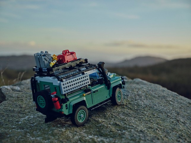 Lego Icons Classic Land Rover Defender 90 set