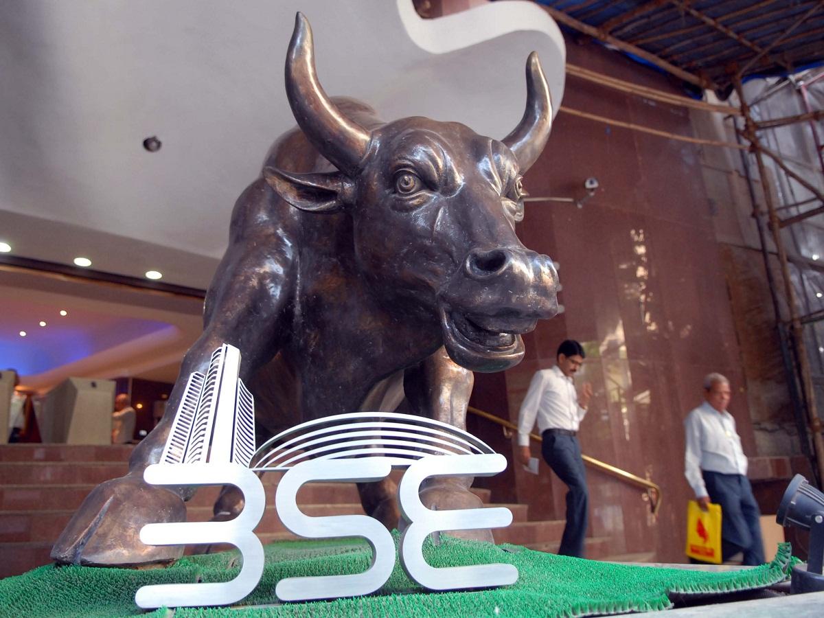 MARKET LIVE Sensex surges 450 pts Nifty tops 18050 RIL Stock Market LIVE: Sensex down 1,000 pts from day's high; Pvt banks dip