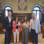 The consignment of gift vouchers for the population to the councilor for productive activities of the municipality of Ravenna, Annagiulia Randi. From left: Stefano Scabissi, OVS area manager; the councilor Annagiulia Randi, Cristina Grasso and Maurizio Sciacca, directors of the OVS stores in Ravenna.