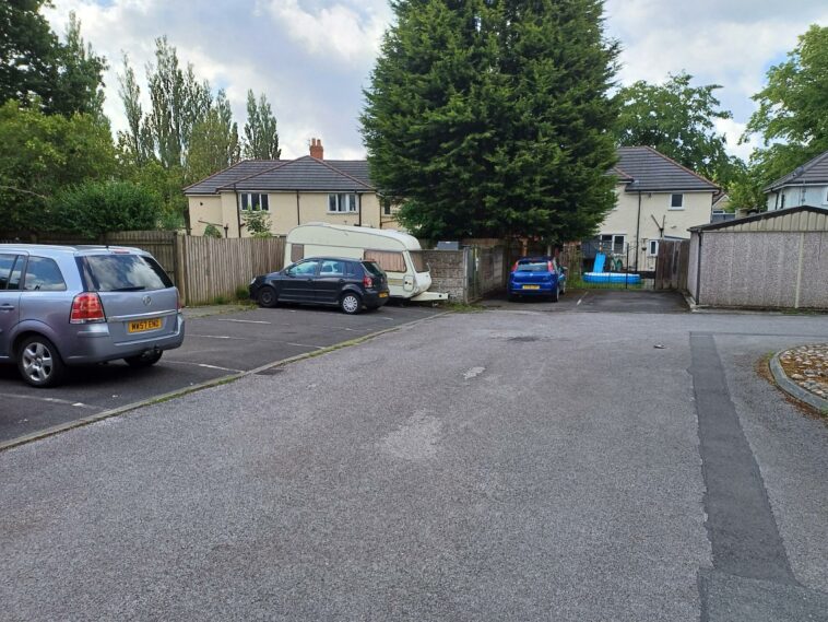 Concerns raised after caravan parked up on street for a month