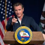 Gavin Newsom sugiere cargos de secuestro por vuelos de migrantes de Ron DeSantis