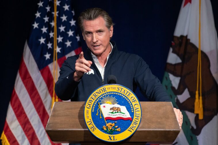 Gavin Newsom sugiere cargos de secuestro por vuelos de migrantes de Ron DeSantis