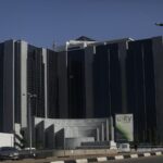 Nigeria lets market set currency exchange rate to stabilize economy, woo investors