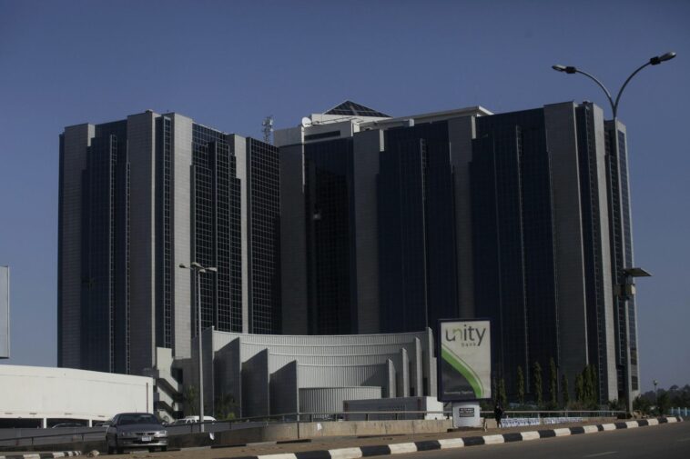 Nigeria lets market set currency exchange rate to stabilize economy, woo investors