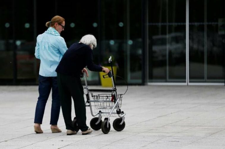 People with multiple sclerosis who inherited the genetic variant from both parents needed a walking aid almost four times faster