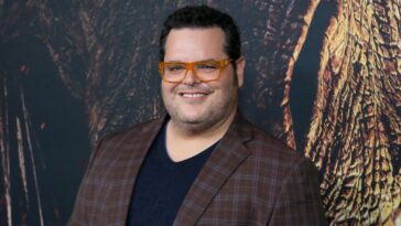 Josh Gad Takes His Daughter to See Taylor Swift's Eras Tour: "It's Me. Hi. I'm the Dad. It's Me."