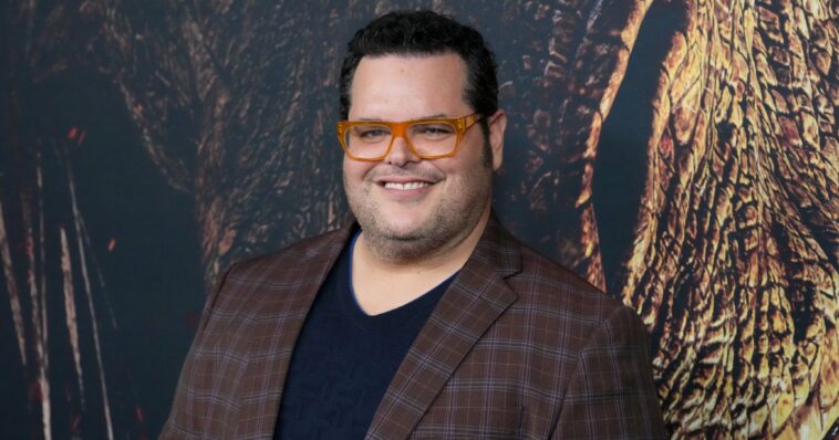 Josh Gad Takes His Daughter to See Taylor Swift's Eras Tour: "It's Me. Hi. I'm the Dad. It's Me."