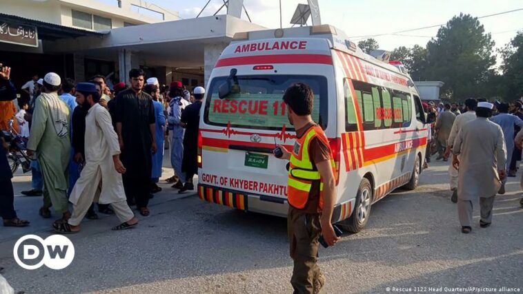 Pakistan: Dozens killed in blast at political rally