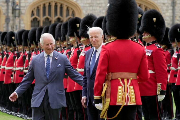 Rey Carlos y Joe Biden comparten momento incómodo en la visita del presidente de EEUU