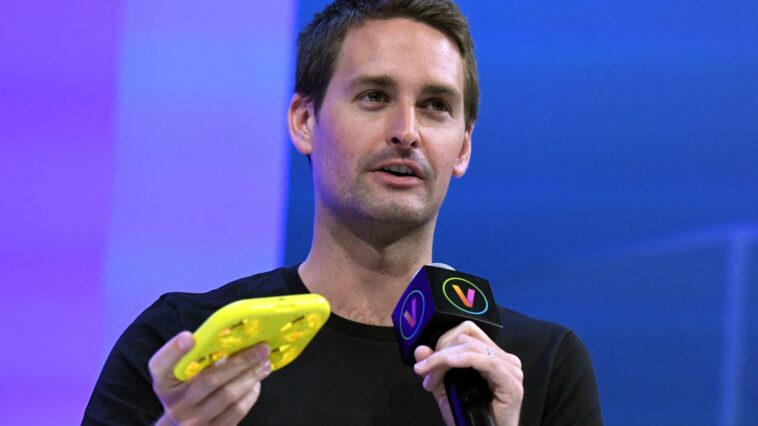 Snap stock drops 19% on weak forecast