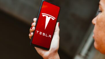 Tesla directors pay $735 million to settle lawsuit over excess compensation